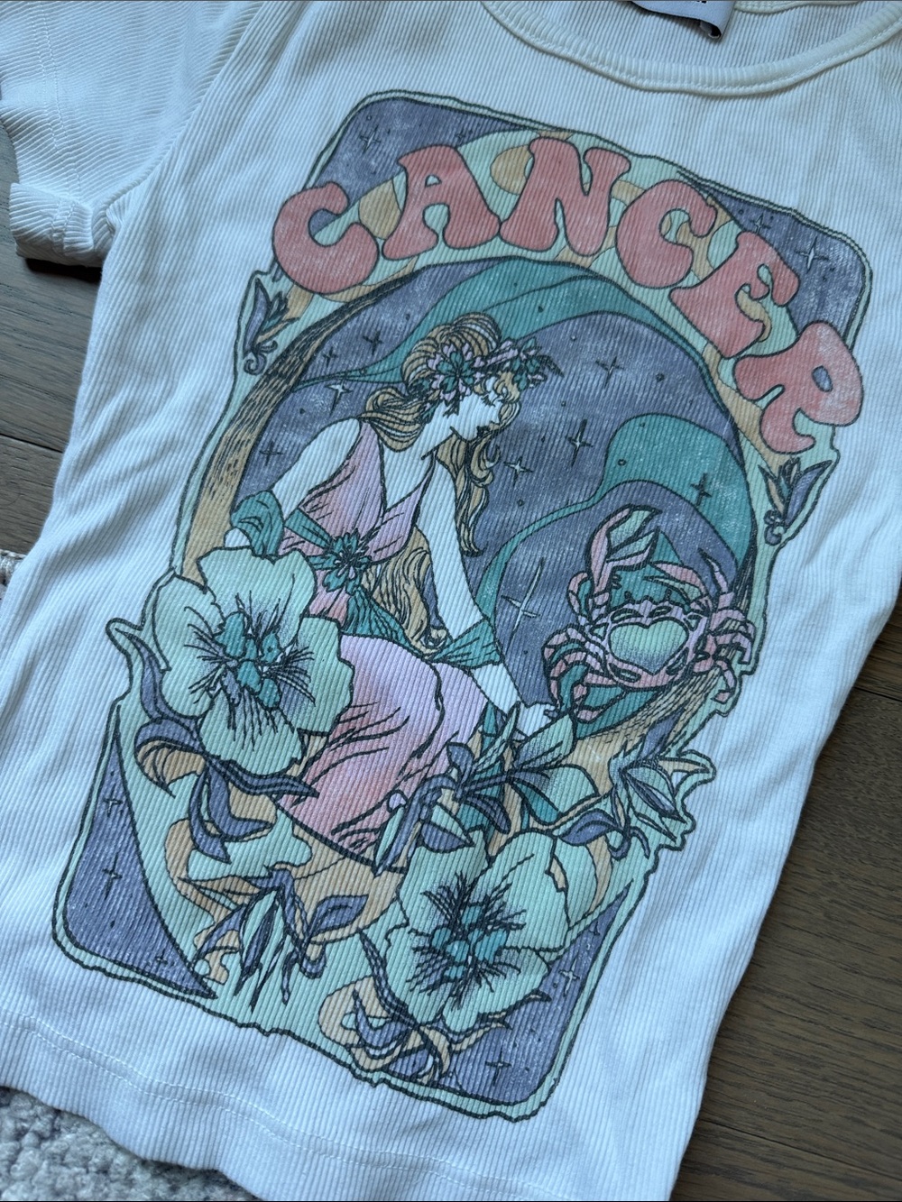 Daydreamer Zodiac "Cancer" Graphic Tee - Picture 4 of 4